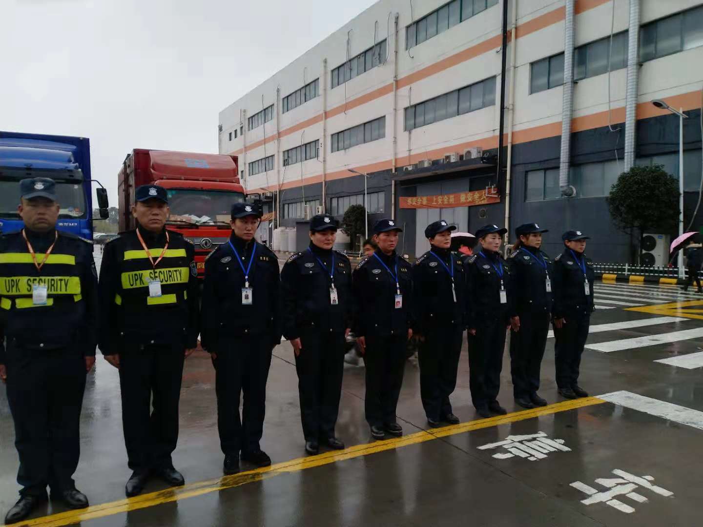 風(fēng)里雨里,堅(jiān)守崗位