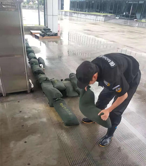 組織現(xiàn)場排查 預(yù)防惡劣天氣引發(fā)各類安全事故-1.jpg